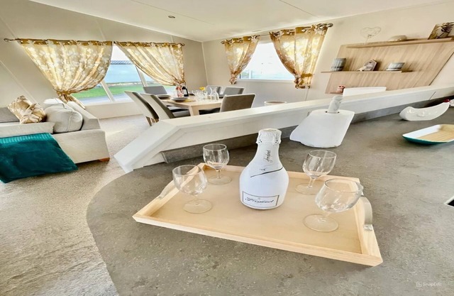Cozy home away from home 3 bed lodge with a hot tub @ 101 Windsor Pendine Sands.