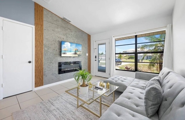 Cozy Home-Centrally located-pet friendly 10min from airport & 2min from FGCU