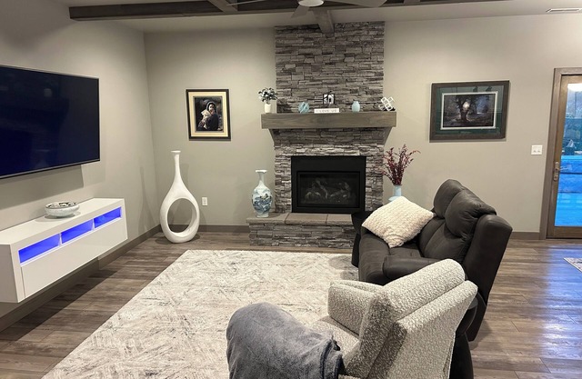 Cozy home close to all attractions w/ a fabulous kitchen and all amenities!