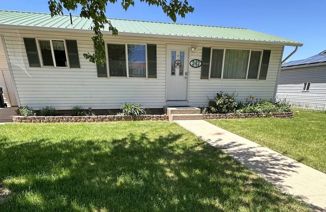 Cozy home close to I-15, Quiet neighborhood. Central location to visit parks