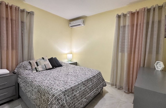 Cozy Home, close to the beach, great for couples, fam & remote workers!