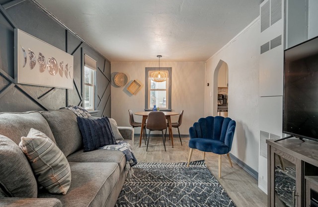 Cozy Home Fenced Yard Fully Furnished in Quite Neighborhood