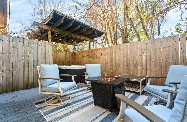 Cozy Home, HotTub, Prime Location
