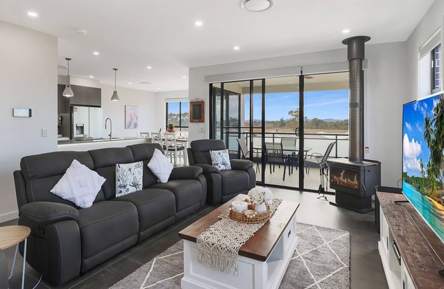 Illalangi House- Elegant 4-Bed Home with Views