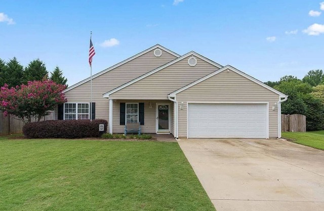 Cozy home in a peaceful neighborhood15 minutes to downtown Greenville and Greer.