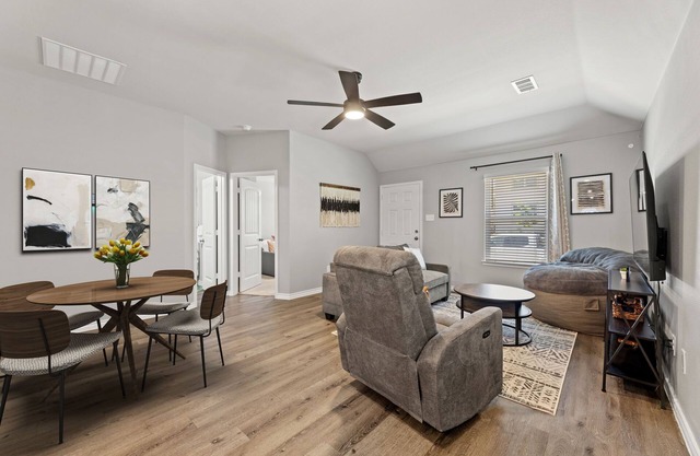 Cozy home in Ft. Worth. Modern amenities. Centrally located to many attraction.