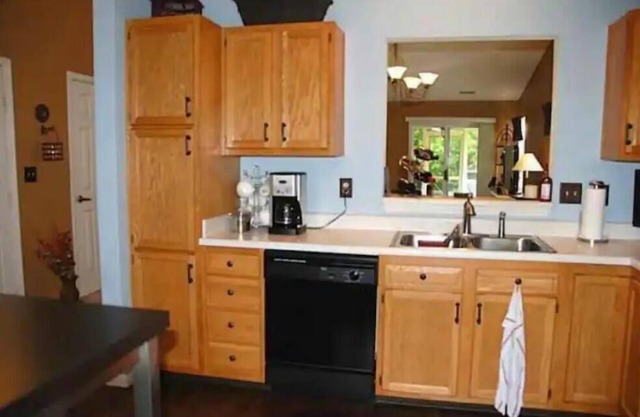 Cozy Home in Greenwood area!