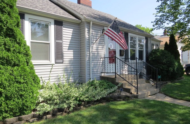 Cozy Home in Harbortown District minutes from local shopping and restaurants