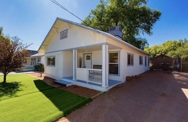 Charmante maison située au coeur de la vieille ville de Cottonwood, juste sur la rue Main!