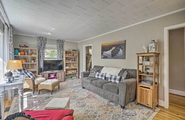 Cozy Home Near Downtown Chapel Hill w/ Deck!