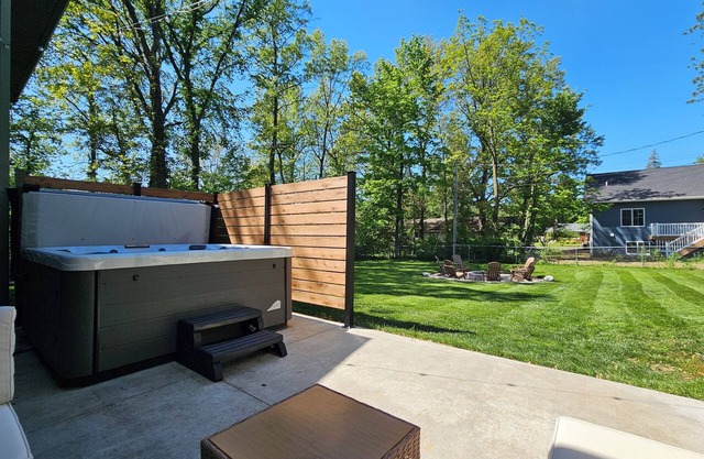 Cozy Home Near DOWNTOWN & HOPE COLLEGE w/ KING, Kitchen, Coffee, Grill, & Bikes