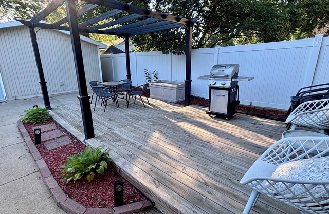 Cozy home near Premier Center, Hospital & DT - Foosball, 65"TV & Fenced Yard