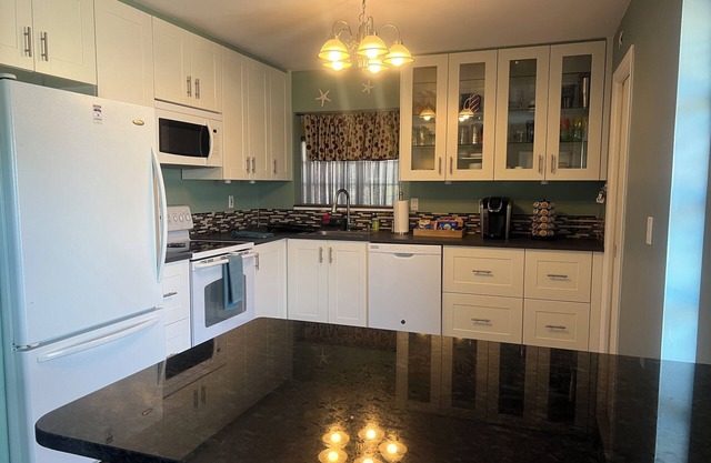 Cozy home on a fresh water canal 2-bedroom house in with high-speed WiFi