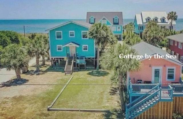 Cozy home sleeps 4 & just a few steps to the beach & Linens Included!