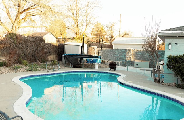 Cozy home w/heated pool, hot tub & steam shower