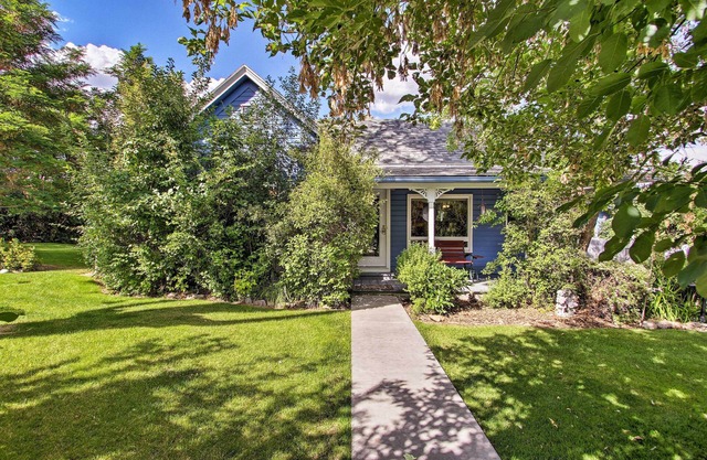 NOUVEAU! Maison avec bain à remous privé, à pied de la rivière Salmon