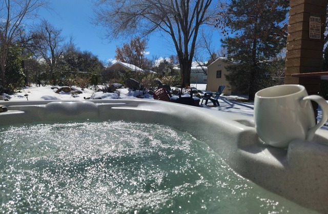 COZY HOME WITH LARGE SHADED BACKYARD. HOT TUB,CORN HOLE,FIREPIT,