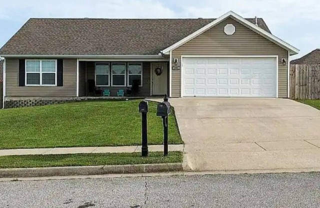 cozy home with pet-friendly yard, fast wi-fi, and close to Fayetteville
