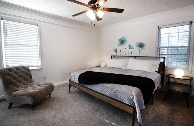 Cozy Home with Pool Near Atlanta, Six Flags, Truist Park and Airport