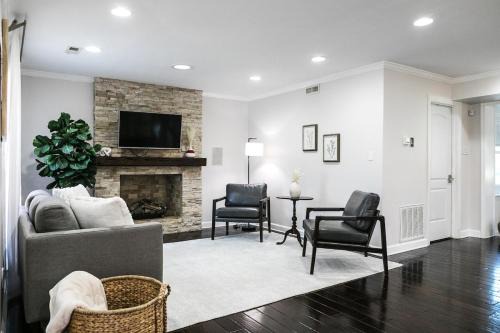 Cozy Home with POOL plus CHEFS kitchen in Prime Area
