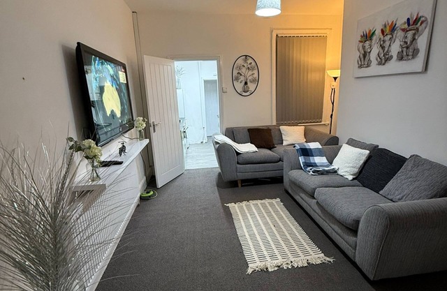 Cozy home with WiFi, Table Tennis &Snooker in West Bromwich - 3 bedrooms
