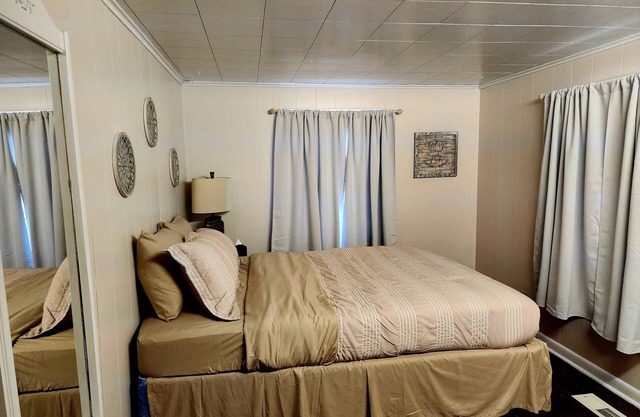 Cozy Honey Creek Hideaway, comfortable sleeping for 8 at Grand Lake!
