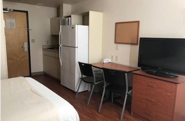 Cozy hotel suite in quaint Homestead with WiFi, fitness room, AC
