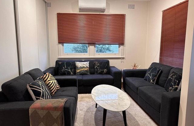 Newly renovated 4 BR 2 BathRm house, walk to Uni