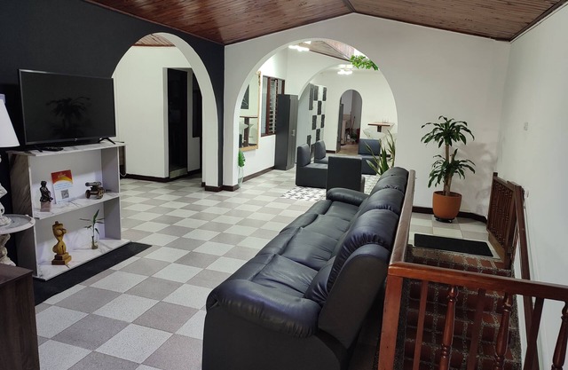 Cozy house 5 minutes from downtown Medellín. Close to malls and easy transport!