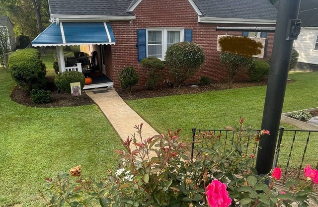 Cozy house close to the hospital and major colleges pet friendly!