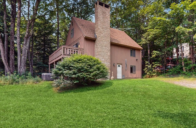 Cozy house close to Mt Snow w/hot tub, balcony, bbq, two kitchens, w/d, wifi