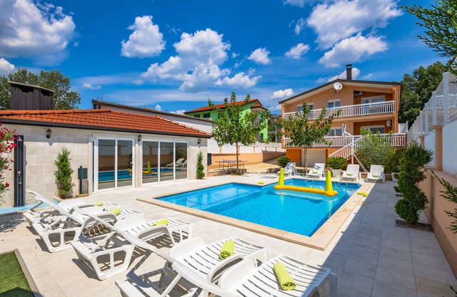 COSY HOUSE PISCINE CHAUFFEE, PRES DE LA PLAGE DU COMTE DE SPLIT