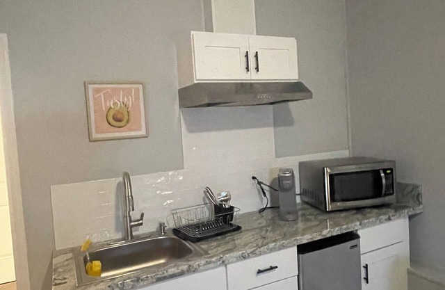 Cozy house in charming Lakeland with AC, WiFi, really good quiet place.