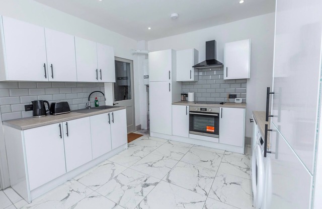 Cozy House In Medway-sleeps10-garden-freeparking