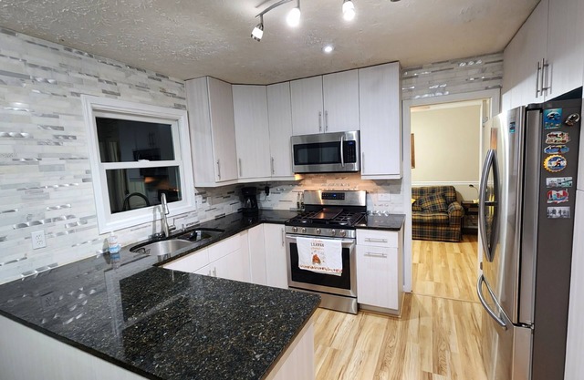 Cozy house in quiet area and close to everything. 7 miles from Raleigh downtown