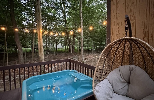 Cozy House in Big Bass Lake Gouldsboro with Hot Tub, Fire Pit, Pool, Ping Pong