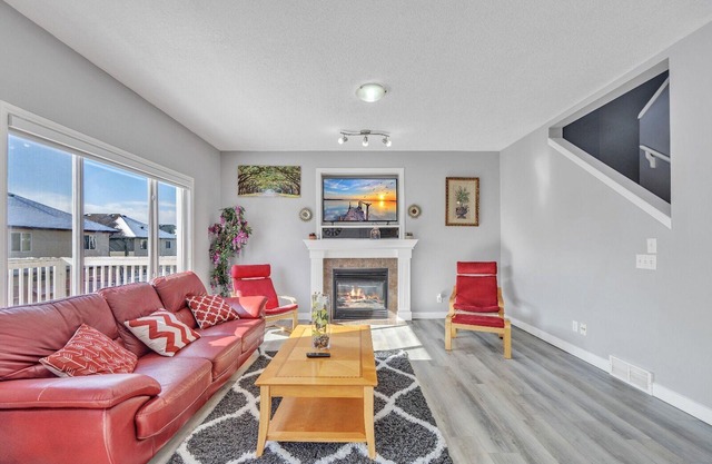 Cozy house situated about 13 mins to the Airport, few minutes to many amenities.