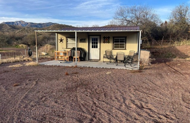 Cozy house w/ min away from outdoor adventures. Hiking, off roading & more.