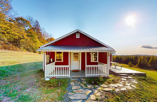 Cozy house w/ mountain views, large yard, firepit, wifi, jetted tub, TV, EV