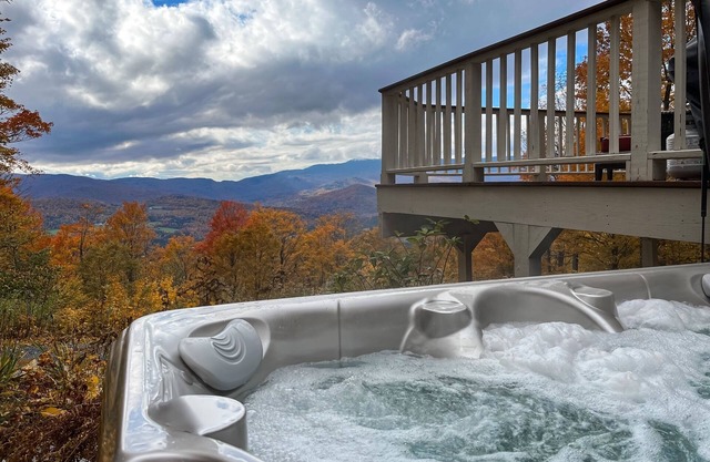 Cozy house w/mountain views, hot tub, deck, woodstove, firepit, wifi, BBQ, A/C