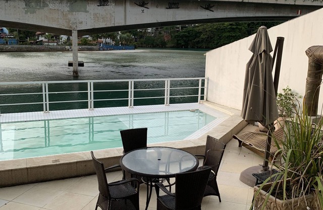 Cozy house with infinity pool in Joá.
