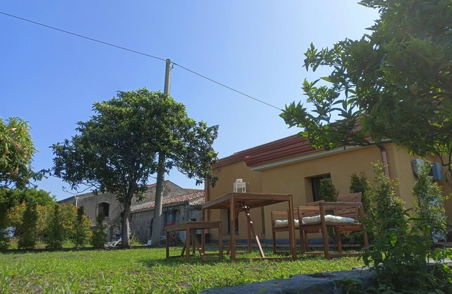 Confortable maison avec jardin entouré d'agrumes entre la mer et l'Etna