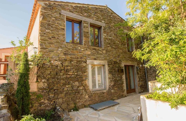 Maison agréable avec poêle et piscine partagée