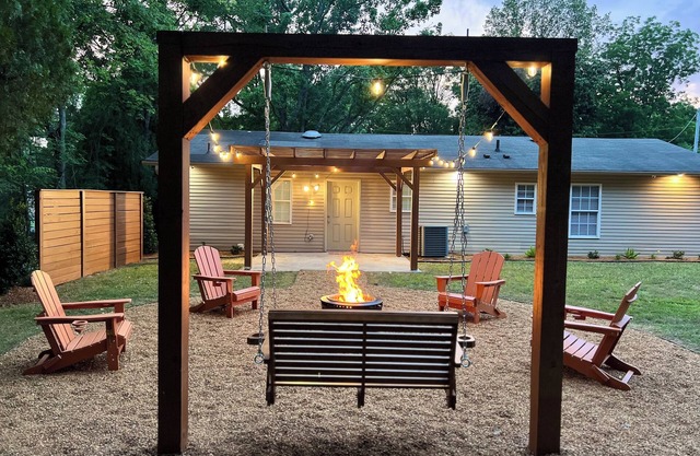 Cozy Huntsville Retreat: Firepit, swing, and string lights for a perfect evening