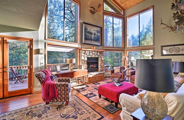 Cozy Idyllwild Cabin w / Decks - À quelques pas de la randonnée!