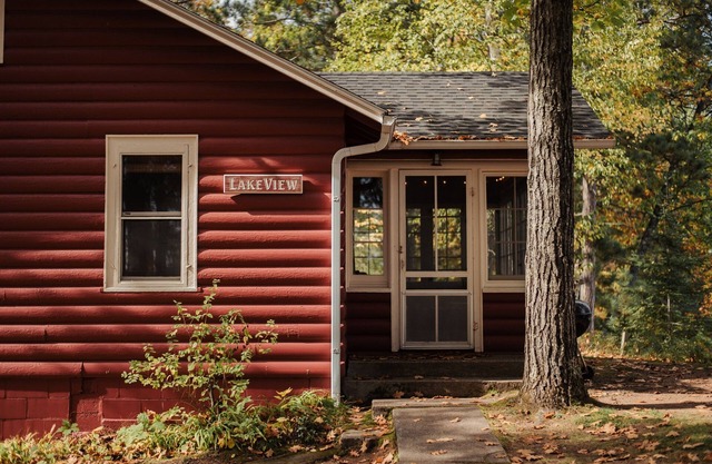 Charming & Cozy in Lakeview Cabin | MW Chain