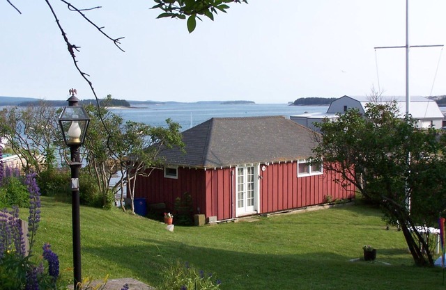 Chalet en ville confortable au bord du port avec quai, 2 kayaks, à pied du centre-ville.