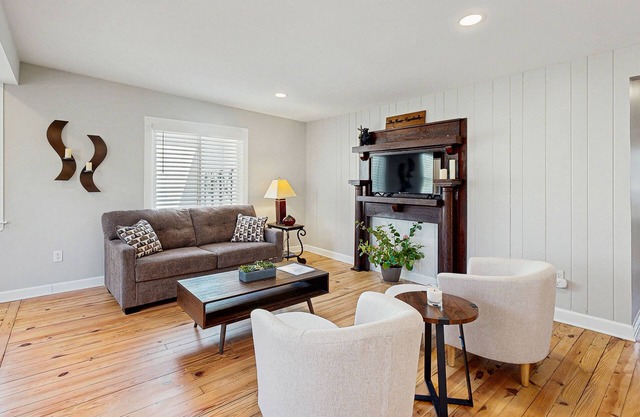 Cozy in-town house w/ central a/c, shared pond, enclosed yard, w/d, wifi, cable
