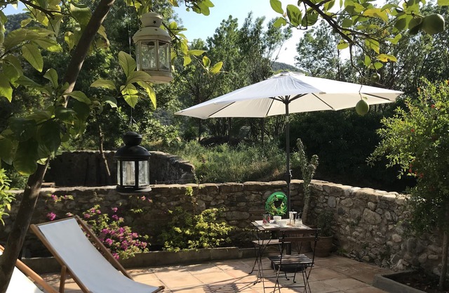 confortable appartement indépendant dans maison de village avec jardin privé