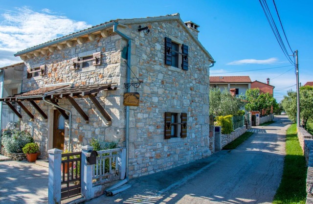 Maison en pierre istrich confortable avec cheminée et jardin